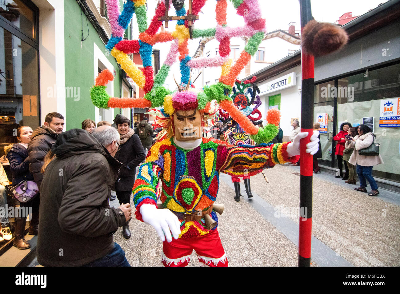 Valencia, Espagne. 3 mars, 2018. Un Boteiro, un masque traditionnel espagnol de Viana do Bolo (Ourense, Galice, Espagne), au cours d'Mazcaraes Iviernu, d'un masque ibérique Festival célébré le 3 mars 2018 en Barcelona, Espagne. Masques Masques ibériques ou d'hiver sont les festivals traditionnels de certaines ville de Portugal et au nord de l'Espagne liées aux cultes celtiques, où les gens sont déguisés avec des masques et des peaux et des chiffons. ©david Gato/Alamy Live News Banque D'Images