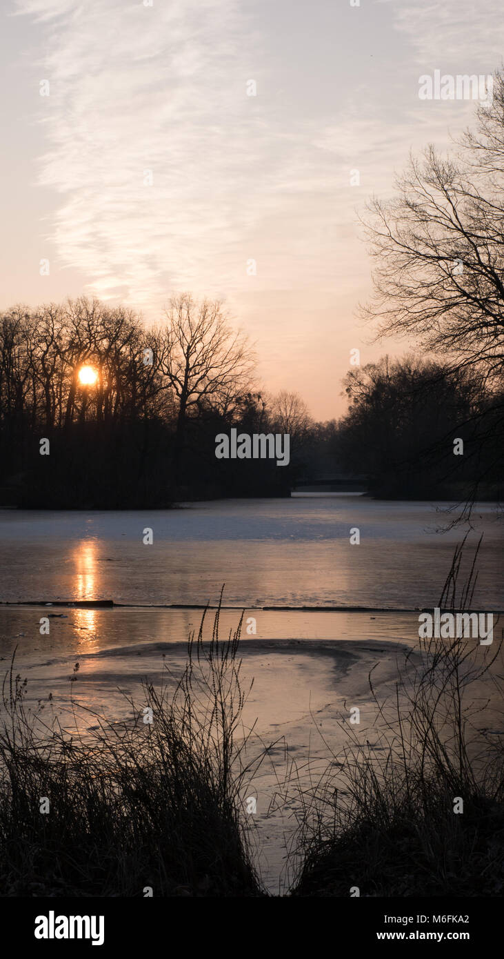 Dresde, Allemagne. 3 mars, 2018. Lever de soleil sur l'hiver Carolasee im Großen Garten/Grand Garden à Dresde, Saxe, Allemagne Crédit : Krino/Alamy Live News Banque D'Images