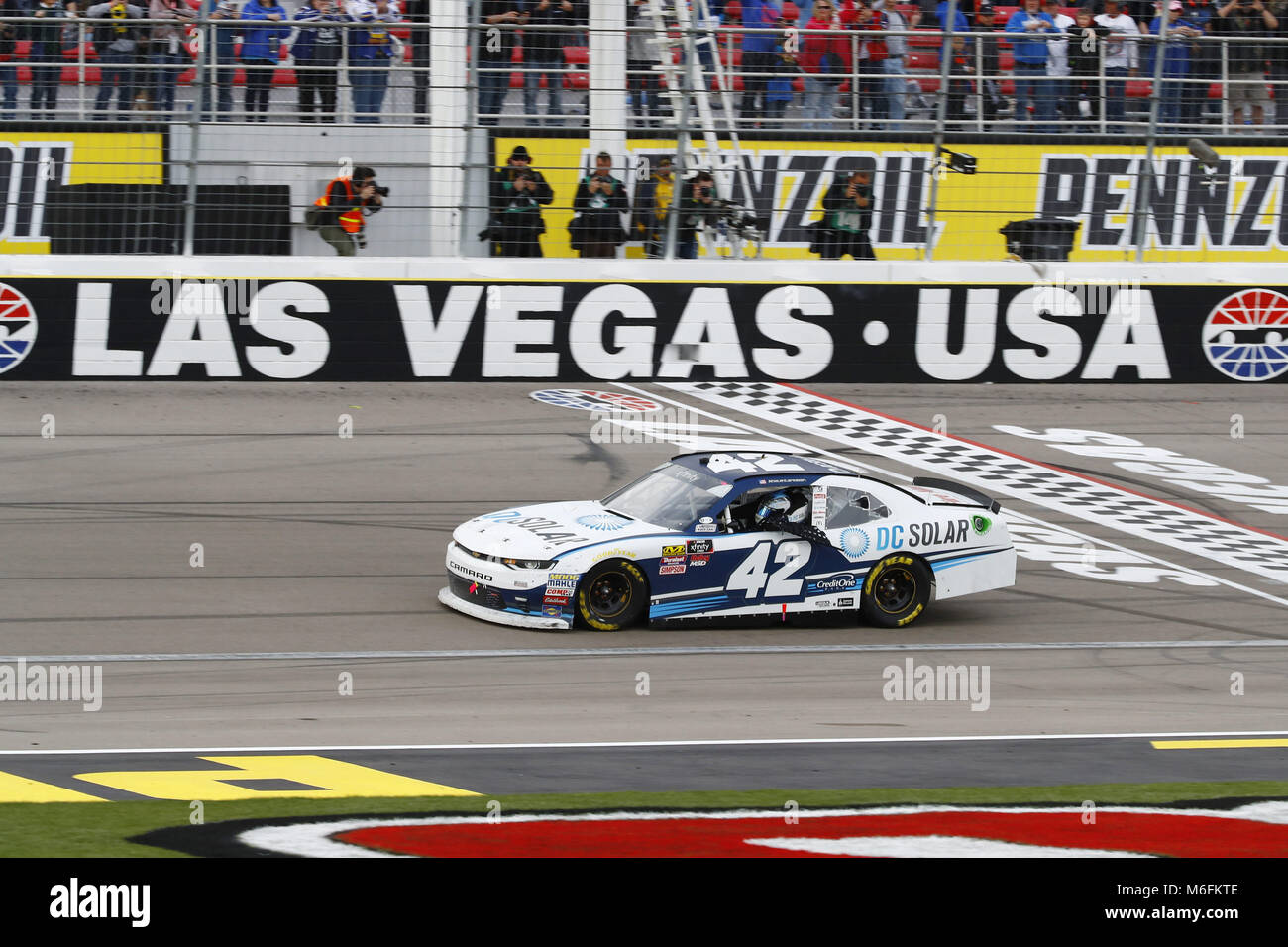 Las Vegas, Nevada, USA. 3e Mar, 2018. Mars 03, 2018 - Las Vegas, Nevada, USA : Kyle Larson (42) gagne la Boyd Gaming 300 à Las Vegas Motor Speedway de Las Vegas, Nevada. Crédit : Chris Owens Asp Inc/ASP/ZUMA/Alamy Fil Live News Banque D'Images