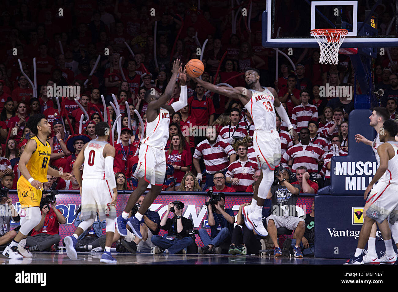 Tucson, Arizona, USA. 3e Mar, 2018. Arizona's DEANDRE AYTON (13) rebonds la balle contre la Californie Samedi 3 mars 2018, à McKale Center à Tucson, Arizona. Arizona a gagné 66-54 contre la Californie pour gagner le championnat de la Conférence Pac 12. Crédit : Jeff Brown/ZUMA/Alamy Fil Live News Banque D'Images