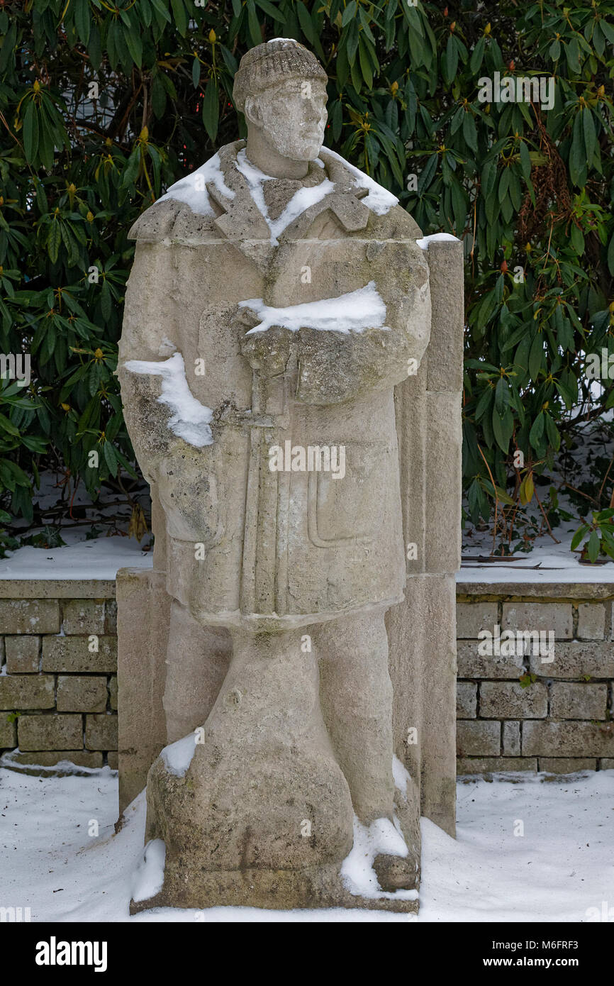 WW2 sculpture navale d'une Marine royale et de l'Artillerie royale marin par Charles Wheeler maintenant au cimetière de Brookwood. Banque D'Images