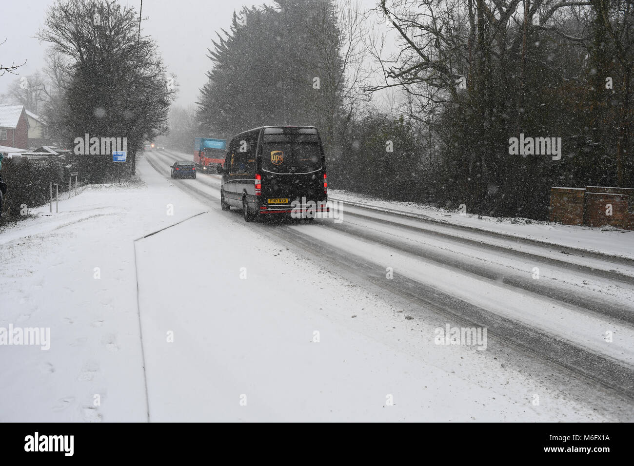 Un UPS van fait son chemin le long de l'A36 dans des conditions de neige dangereux pendant la tempête de neige de mars 2018. Banque D'Images