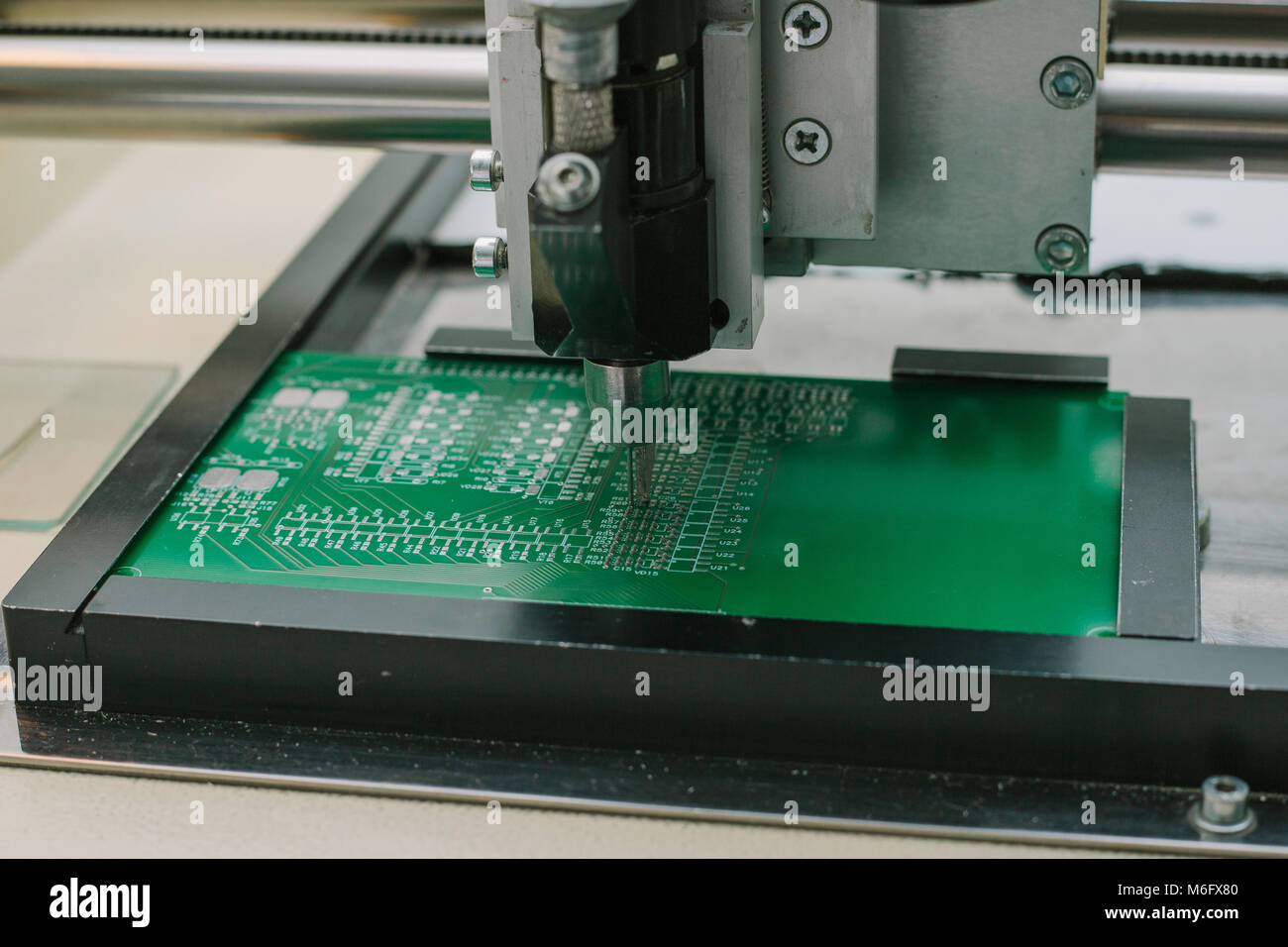 Automatisation de l'assemblage de la machine de carte de circuit imprimé dans l'usine pour la production de composants de l'ordinateur. Le processus de soudure du conseil. Usine pour la production de puces électroniques. Banque D'Images