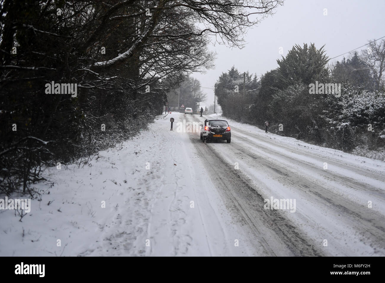 Les voitures doivent se battre pour obtenir derrière les collines sur l'A36 vers Southampton Royaume-uni pendant les tempêtes de neige en mars 2018. Banque D'Images