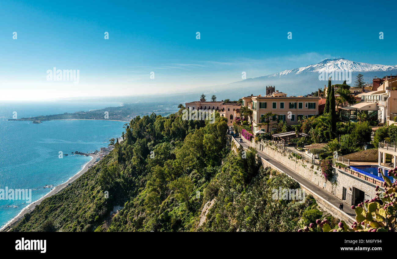 Vue de Taormina et la mer Ionienne depuis la Piazza IX Aprile. L'Etna est situé sur la droite. En Sicile, Italie. Banque D'Images