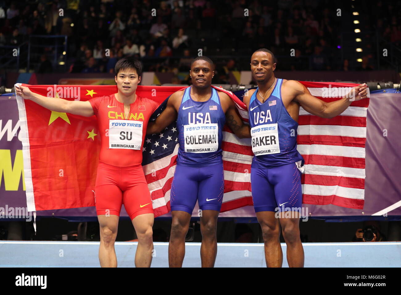 USA's Christian Coleman (centre) célèbre l'or, avec l'USA Ronnie Baker (à droite) et de la Chine, a également su Bingtian gagner des médailles lors de la finale masculine de 60 mètres au cours de la troisième journée du Championnat du Monde Indoor de l'IAAF 2018 à l'Arena de Birmingham. Banque D'Images