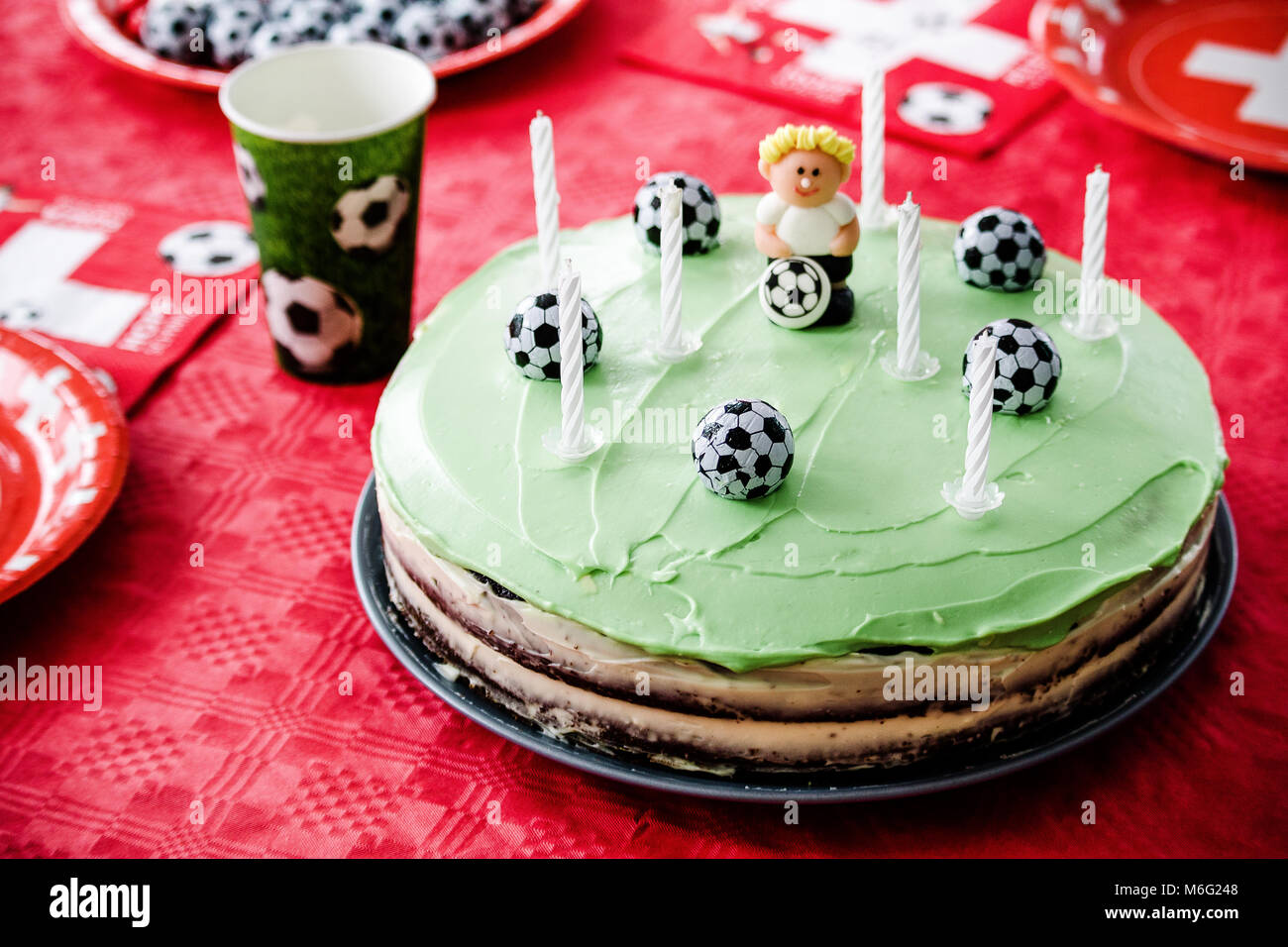 Les Enfants D Anniversaire Theme Football Gateau Au Chocolat Decore Comme Terrain De Football Avec Sept Bougies Photo Stock Alamy