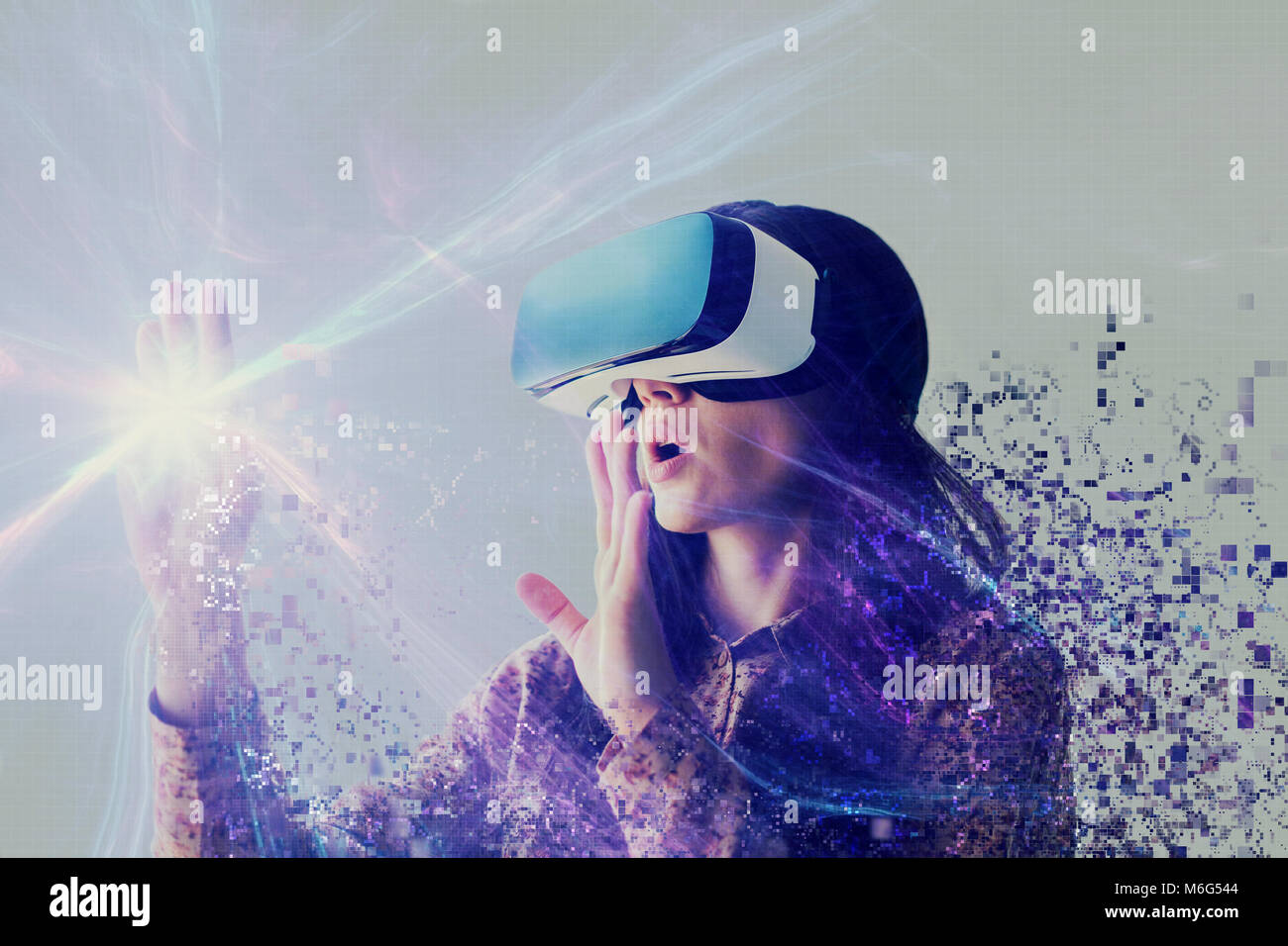 Une personne en lunettes virtuelle vole aux pixels. La femme avec des lunettes de réalité virtuelle. La future technologie concept. La technologie de l'imagerie moderne. Banque D'Images