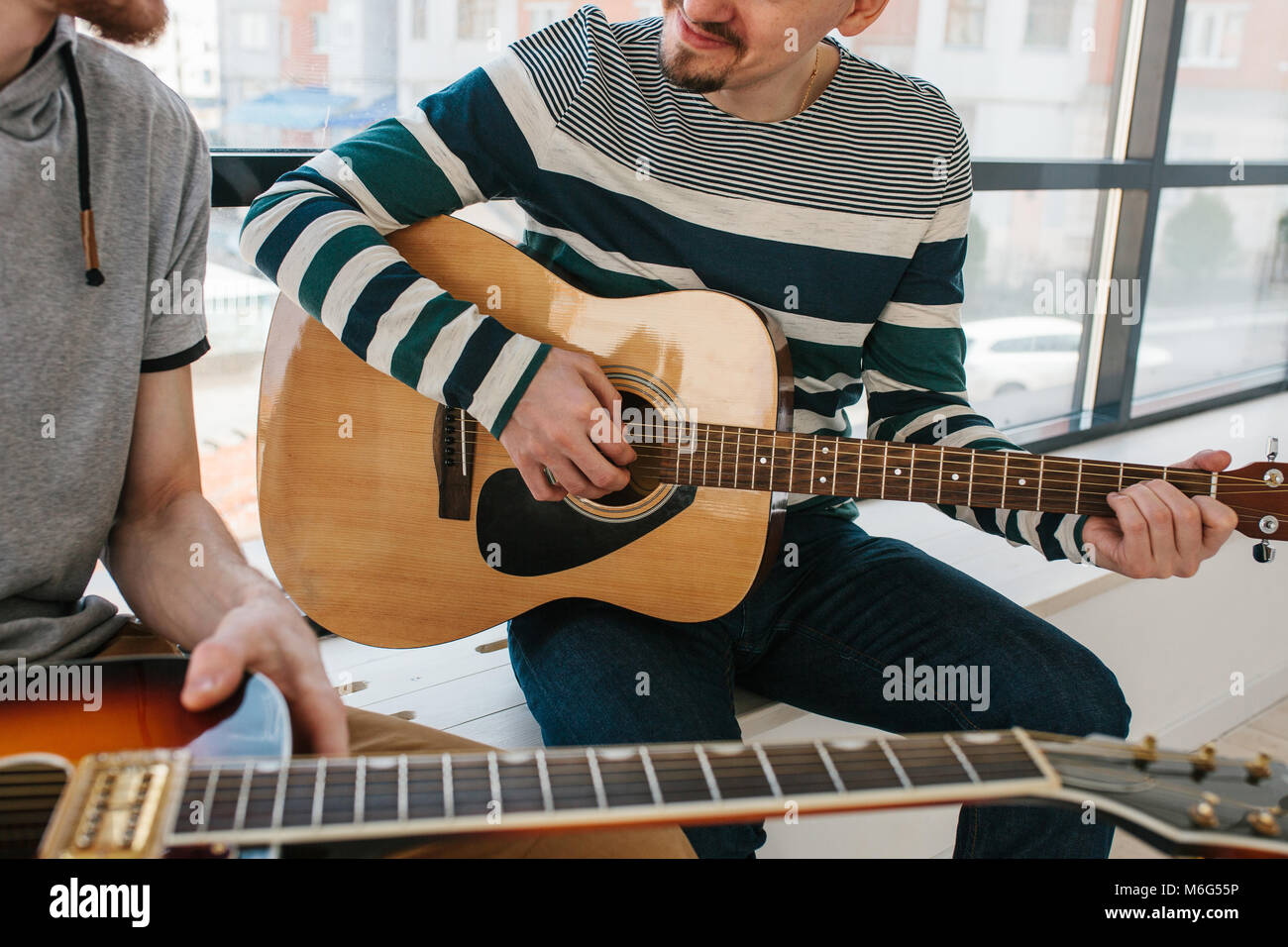 Apprendre à jouer de la guitare. L'éducation musicale et des cours parascolaires. Banque D'Images