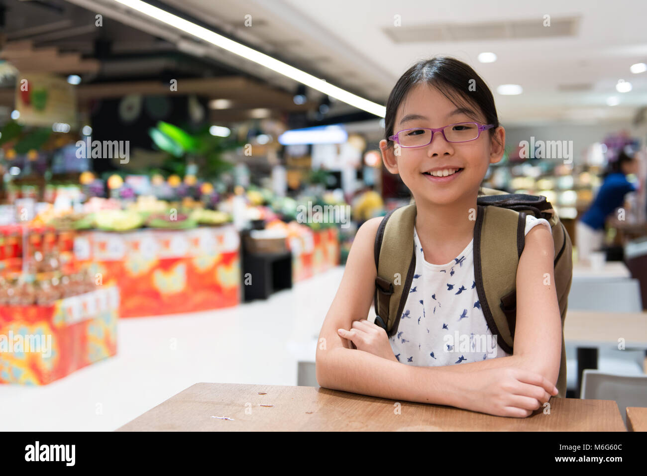 Portrait of Asian girl in supermarket Banque D'Images