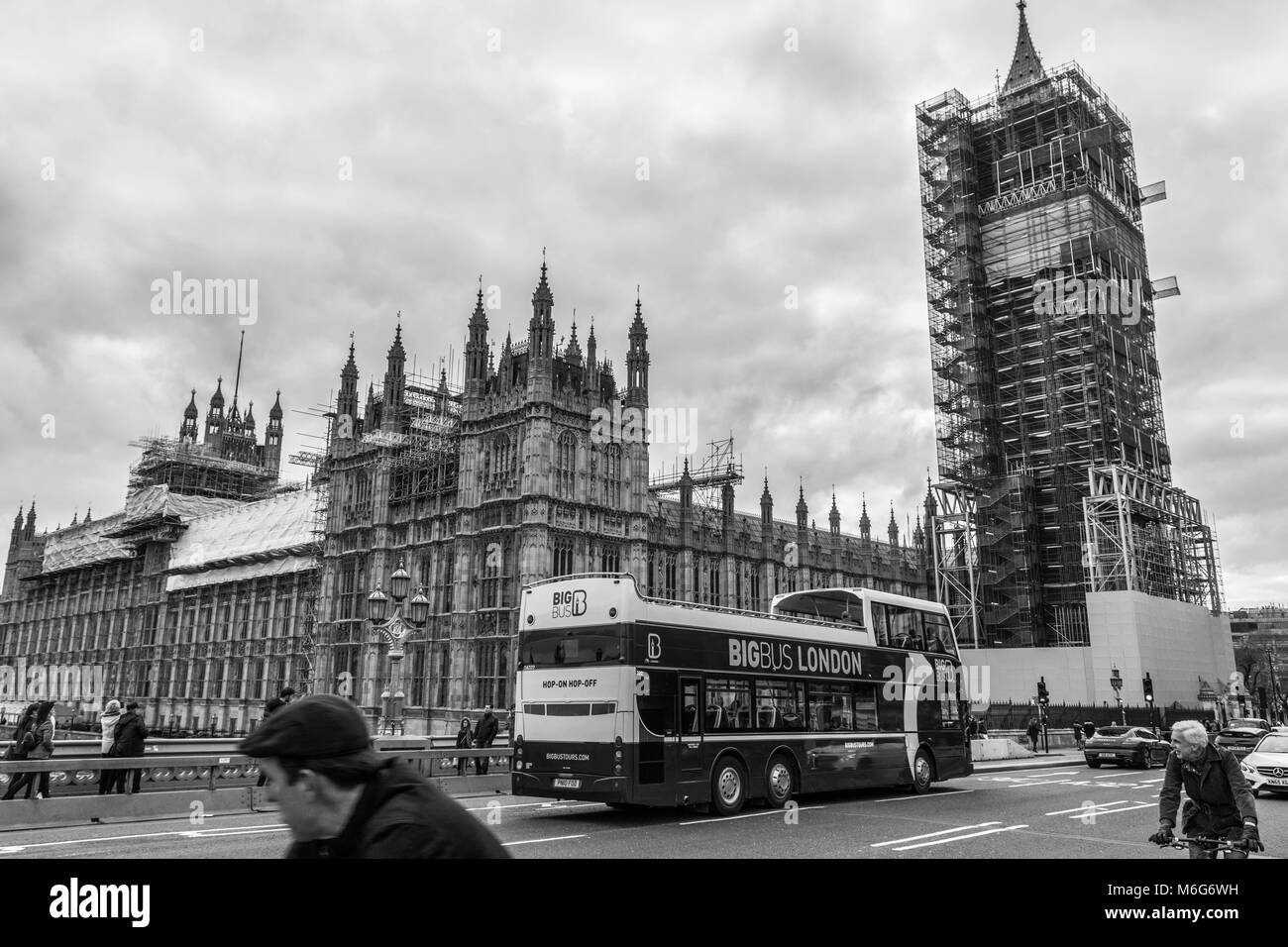 Londres, Royaume-Uni, le 17 février 2018 : le pont de Westminster et Big Ben repain construction avec la chambre du parlement en vue, ciel hiver Banque D'Images