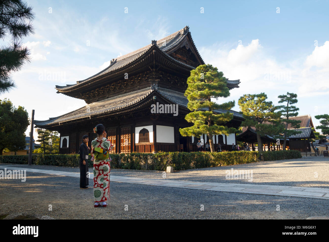 Jeune couple japonais habillé en kimono, prenant une photo dans un temple à Kyoto, Japon Banque D'Images