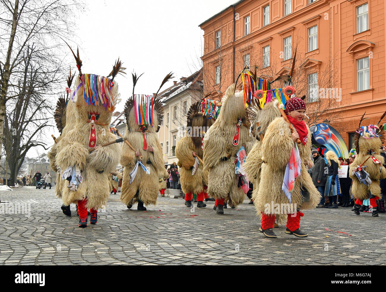 Ljubljana, Slovénie - 10 février 2018 - carnaval traditionnel de l'absolution sur samedi avec les figures traditionnelles, connu sous le nom de kurent ou korent à Ljubljana, SL Banque D'Images