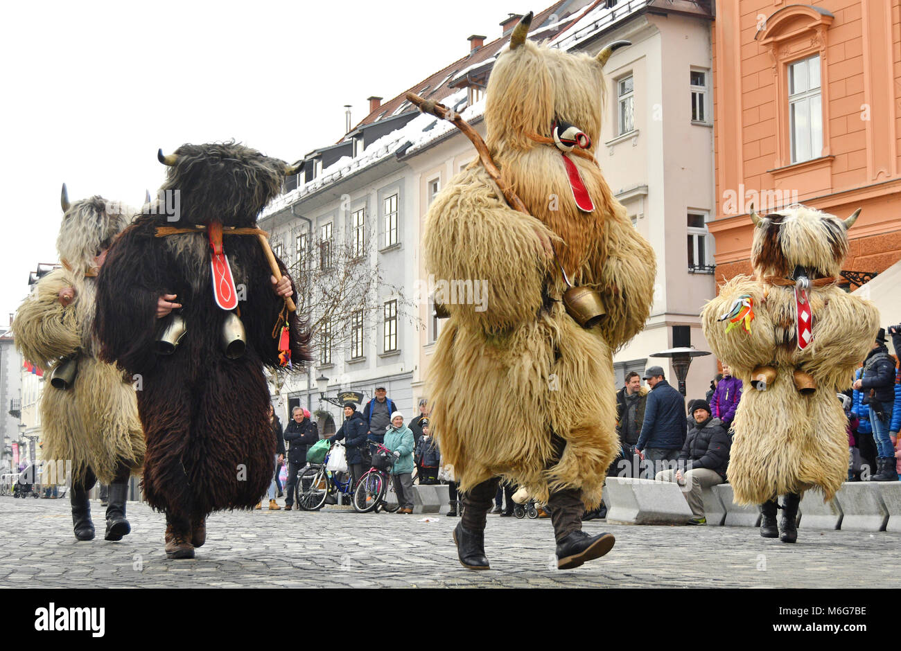 Ljubljana, Slovénie - 10 février 2018 - carnaval traditionnel de l'absolution sur samedi avec les figures traditionnelles, connu sous le nom de kurent ou korent à Ljubljana, SL Banque D'Images