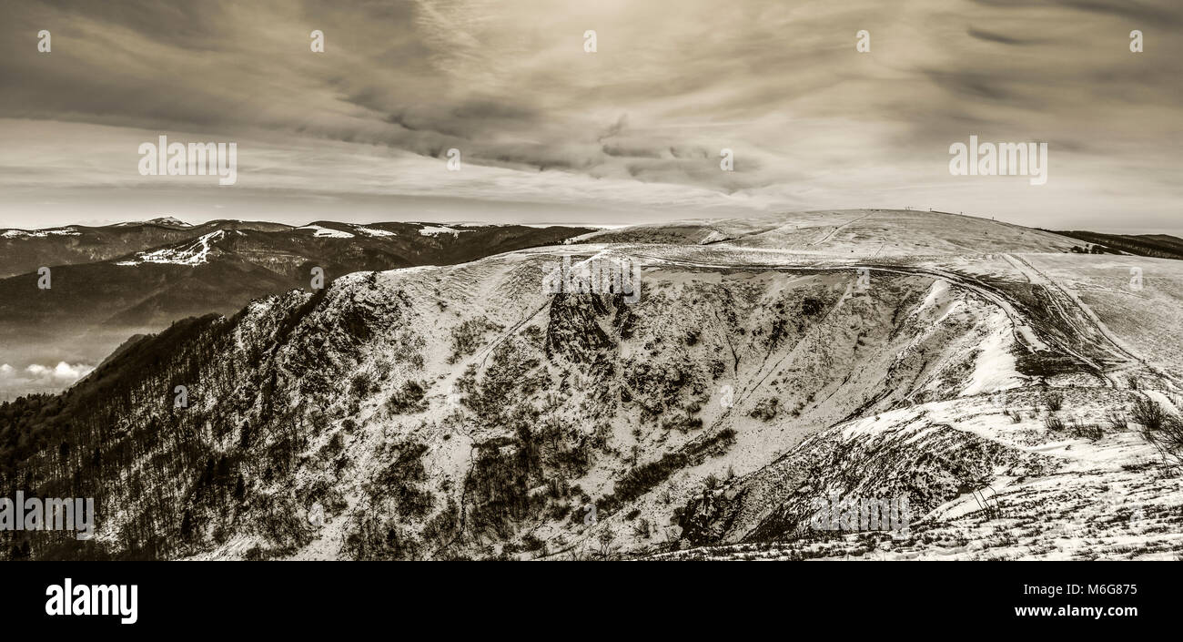 Beau paysage monochromatique des Vosges en hiver à partir de la Place Vendôme, France. Banque D'Images