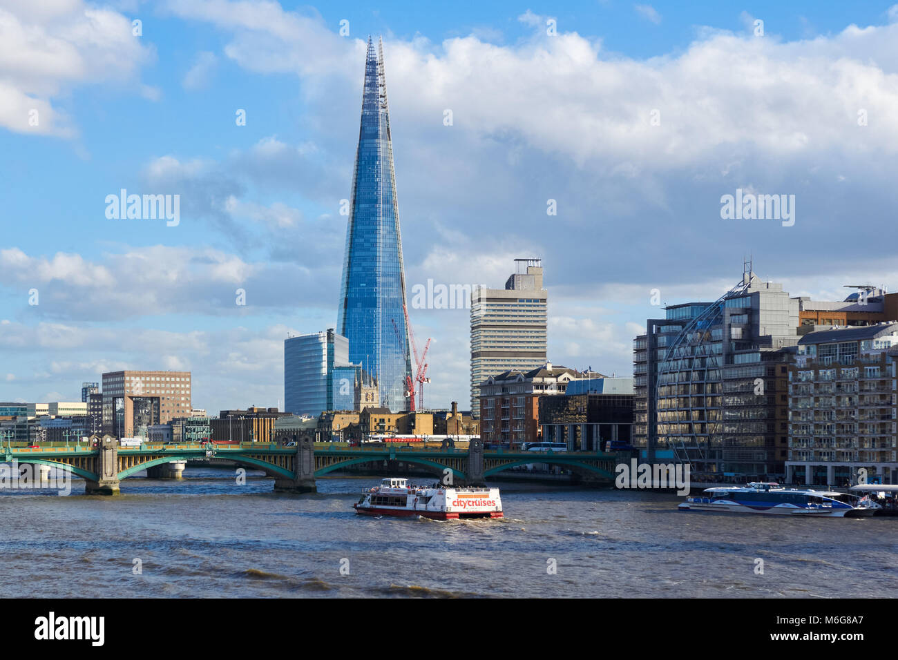 Tamise et les gratte-ciel d'échardes, Londres, Angleterre, Royaume-Uni, UK Banque D'Images