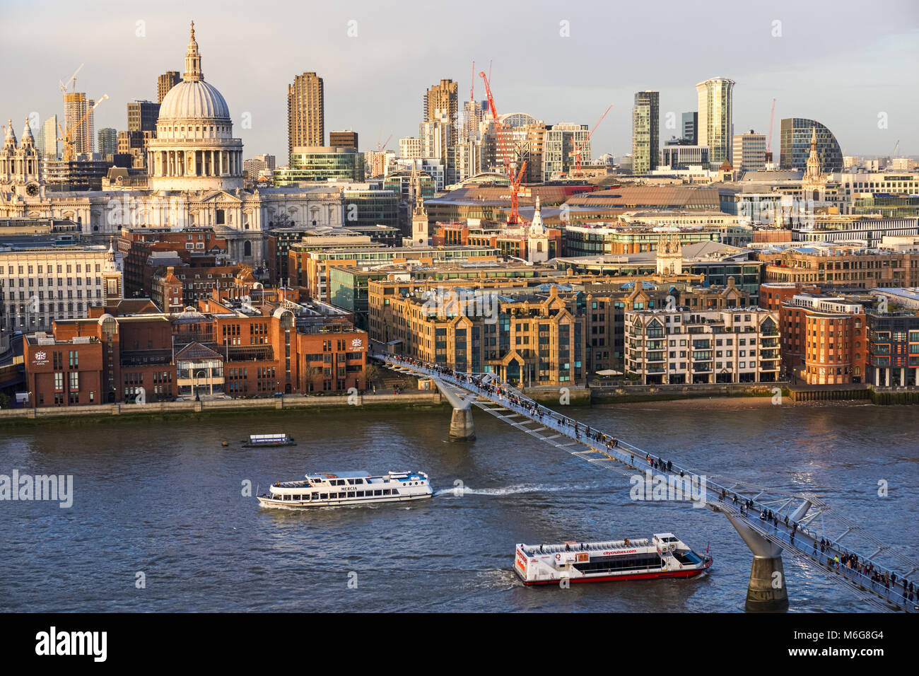 Vue panoramique sur la cathédrale Saint-Paul et les bâtiments environnants, Londres Angleterre Royaume-Uni Banque D'Images