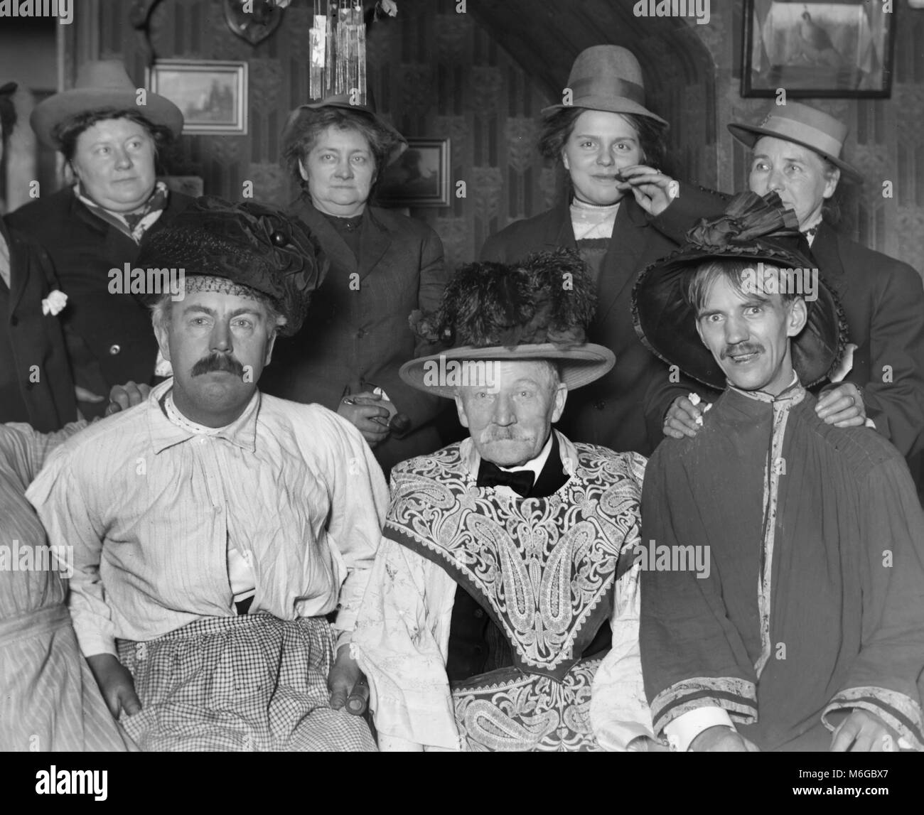 Une groupe d'hommes et de femmes de vêtements de l'interrupteur pour un portrait, ca. 1912. Banque D'Images