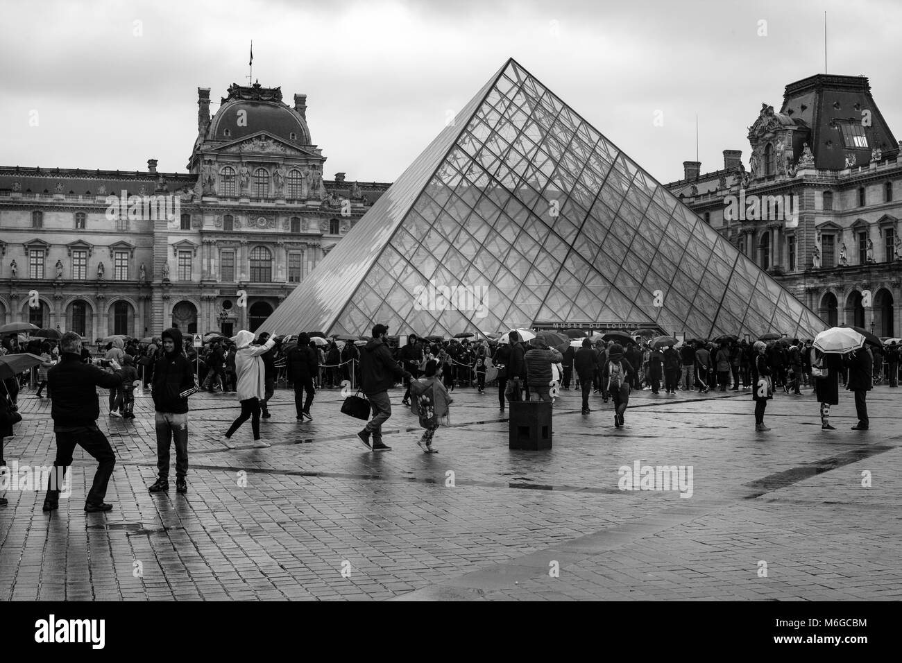 Jour de pluie au Louvre Banque D'Images