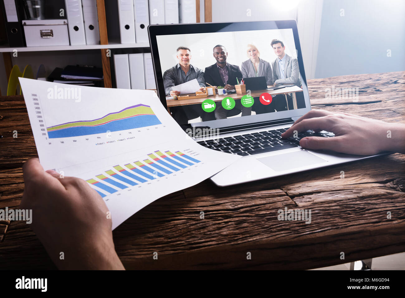 Close-up de la main de l'homme d'affaires avec des collègues de visioconférence sur PC portable Banque D'Images