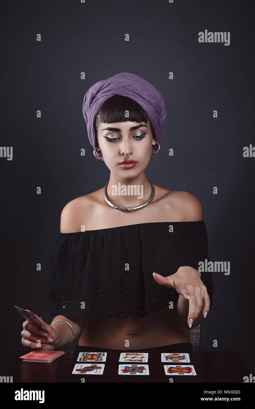 Belle fortune teller la lecture de cartes. Portrait Studio Banque D'Images
