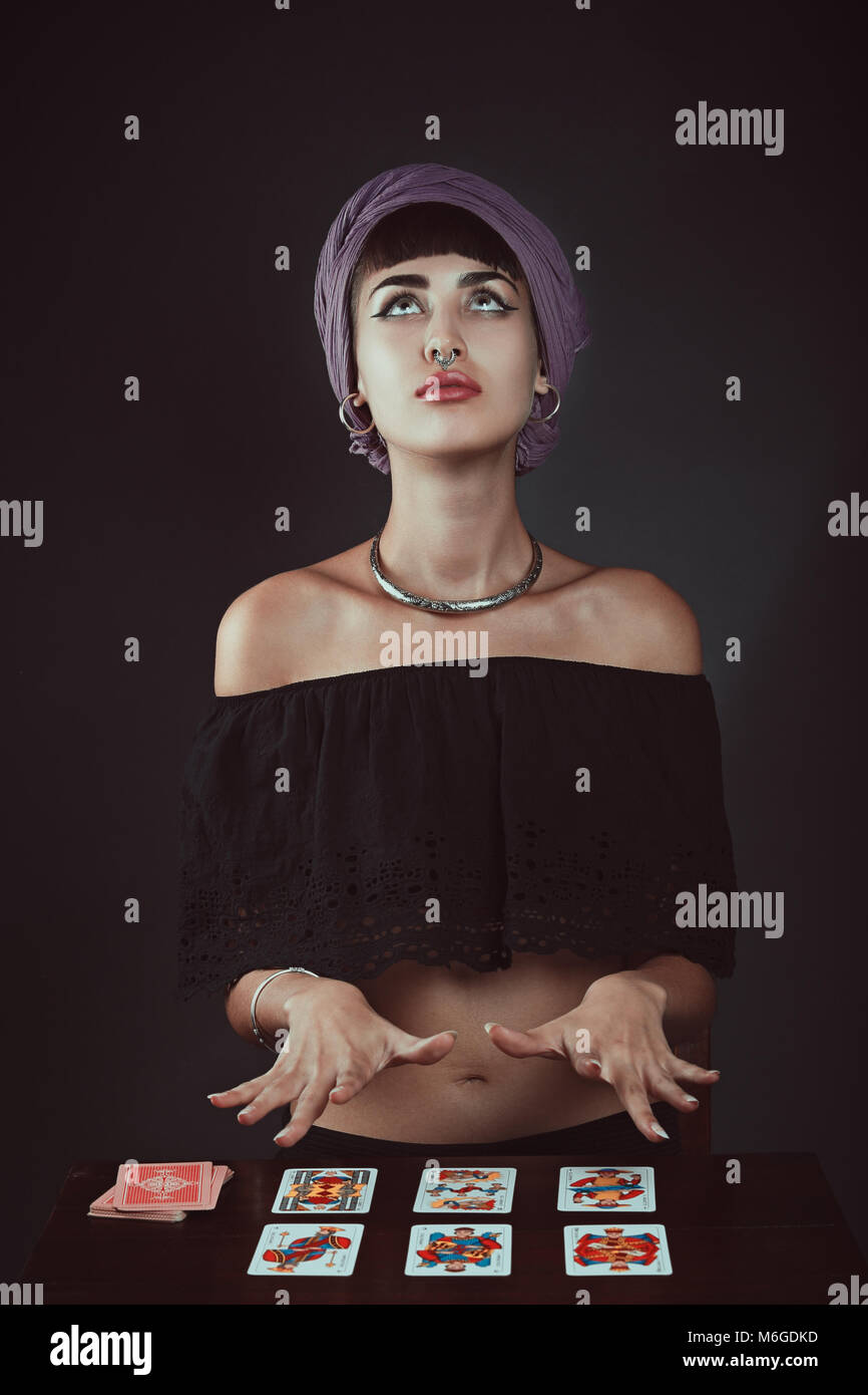 Gypsy Fortune Teller à la recherche d'inspiration. Portrait Studio Banque D'Images
