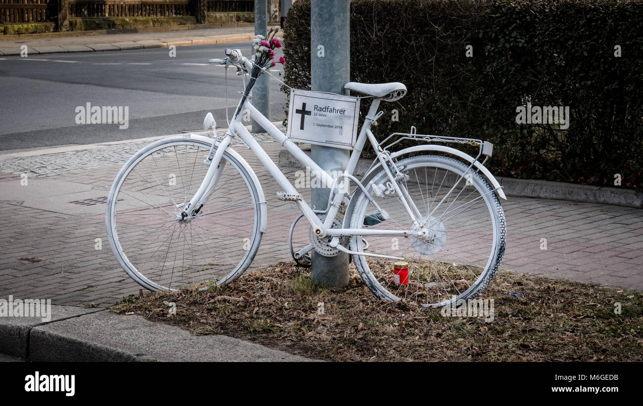 Location de vélo/Memorial d'une victime qui a été tué à ce passage à niveau en 2014, mis en place par l'ADFC local pour définir un signe, à Dresde, Saxe, Allemagne. Banque D'Images