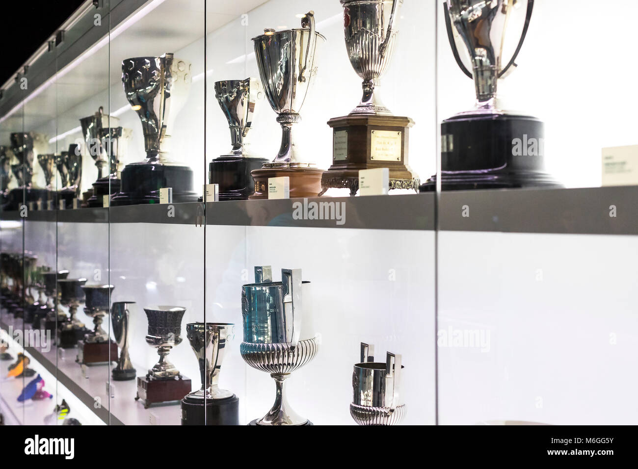 Barcelone, Espagne - 12 janvier 2018 : Le musée de trophées des coupelles et des bourses de l'équipe de FC Barcelone dans le Camp Nou. Banque D'Images