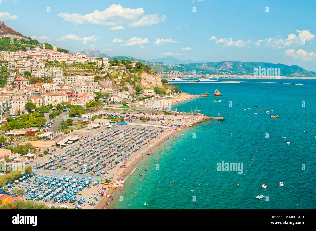 Vue aérienne de Vietri sul Mare Beach avec des gens aux beaux jours d'été avec les montagnes en arrière-plan, Côte d'Amalfi, Italie Banque D'Images
