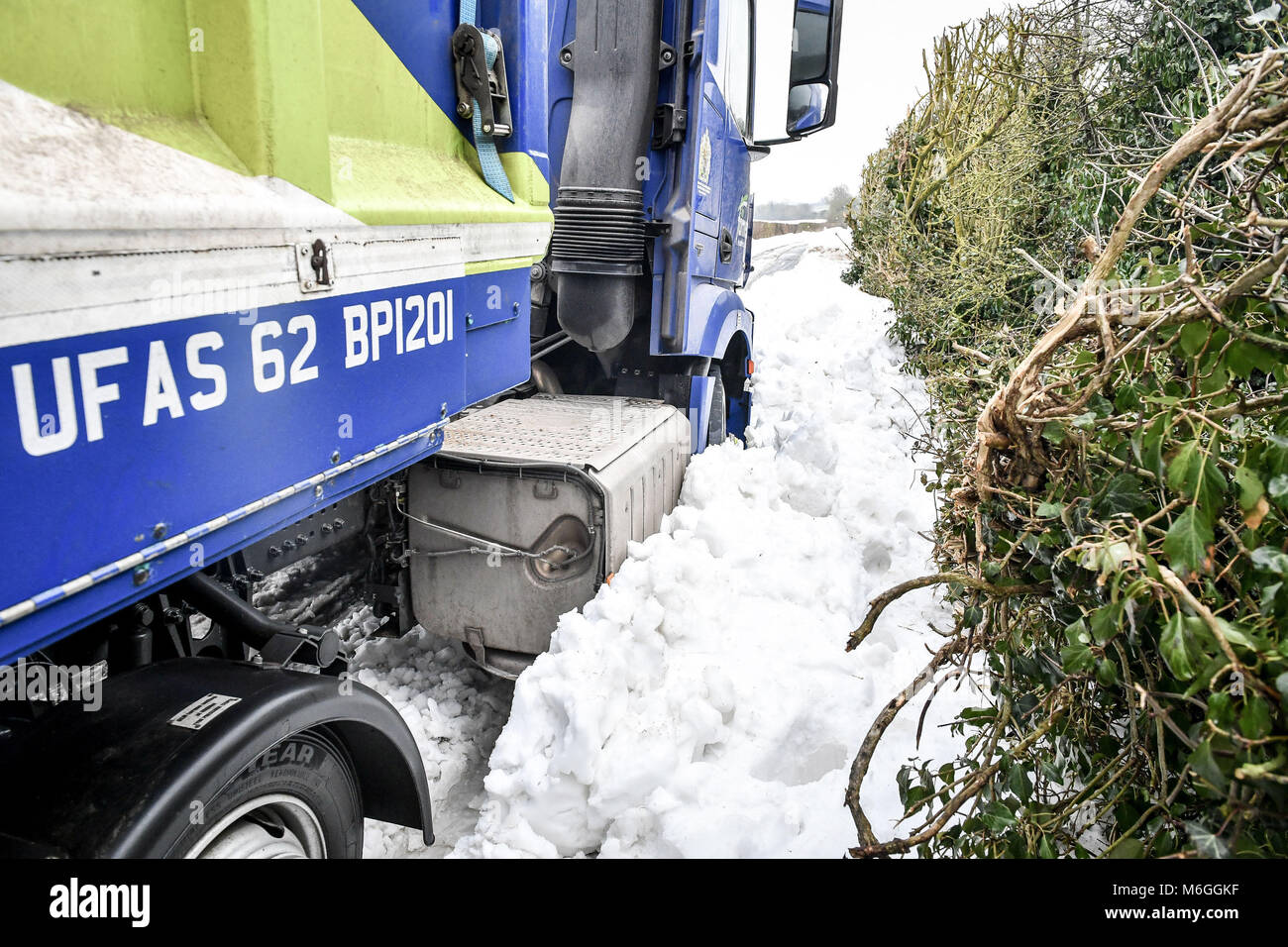 Un camion est bloqué dans la neige sur Draycott près, entre Draycot Foliat et Ogbourne St George, près de Marlborough, Wiltshire, où la route est utilisé comme un détournement en raison de l'A346 reste par la neige. Banque D'Images