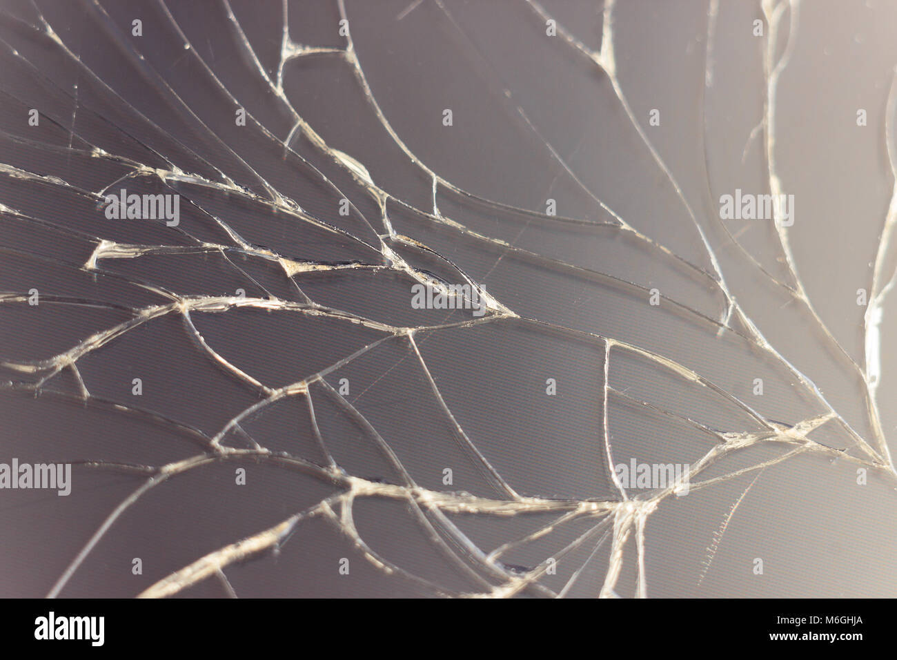 Close-up de macro Foncé cassé le verre. Résumé fond noir avec des lignes blanches. Éléments du smartphone (écran). Banque D'Images