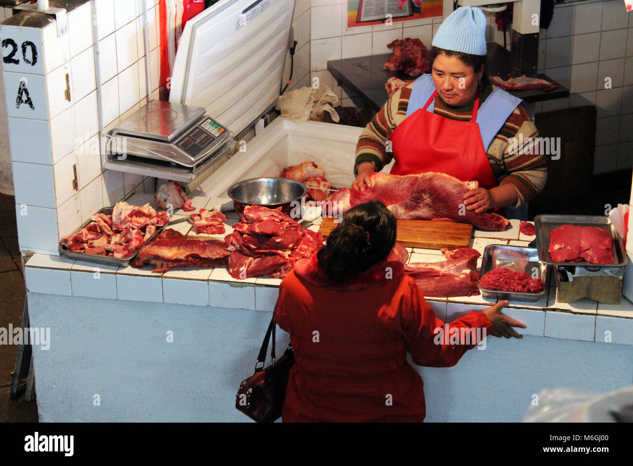 Sucre, Bolivie - Août 2016 : Les femmes vendant de la viande au Mercado Central dans Sucre Banque D'Images