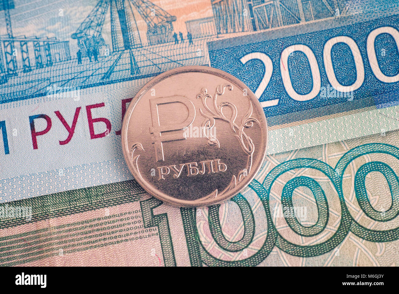 L'une et deux mille billets et un rouble rouble-pièce sur elle. Close up. Banque D'Images