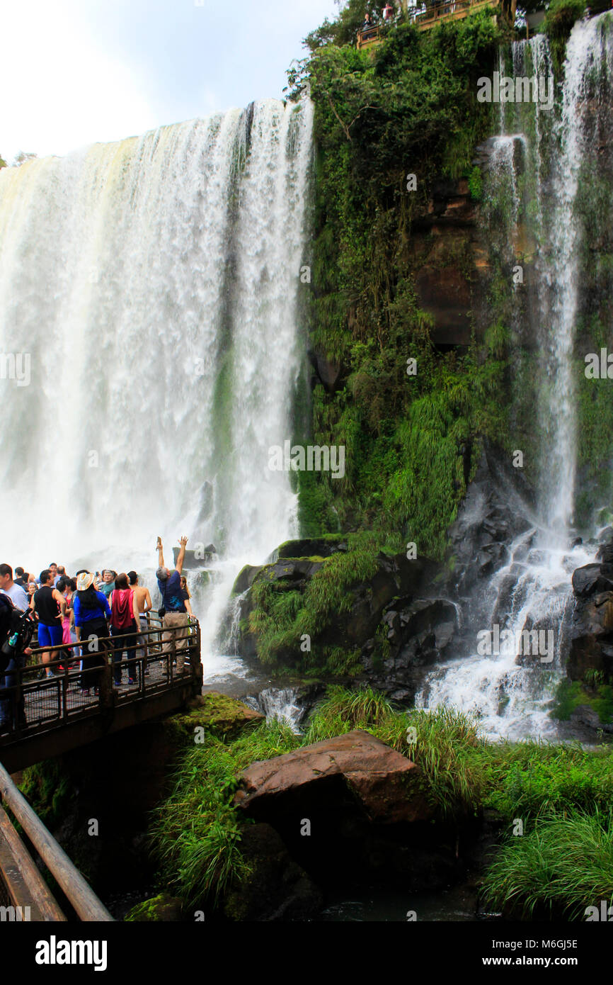 Les gens se réjouissent du point de vue des chutes d'Iguazu Banque D'Images