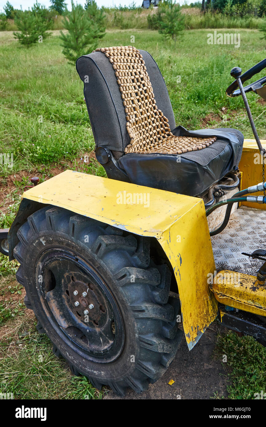 Self-made-tracteur à roues, assemblés à partir de pièces de voiture différents Banque D'Images