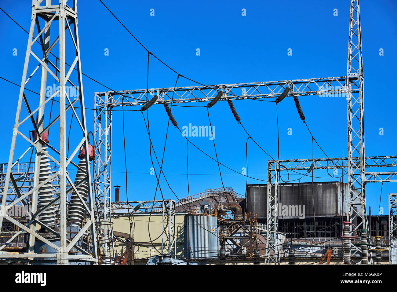 Réseau électrique industriel et infrastructure d'usine avec tours de transmission, lignes de distribution, isolateurs Banque D'Images