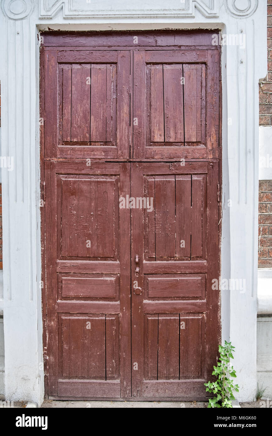 Une ancienne porte en bois avec de la peinture écaillée dans un bâtiment historique, debout comme un portail vers le passé Banque D'Images