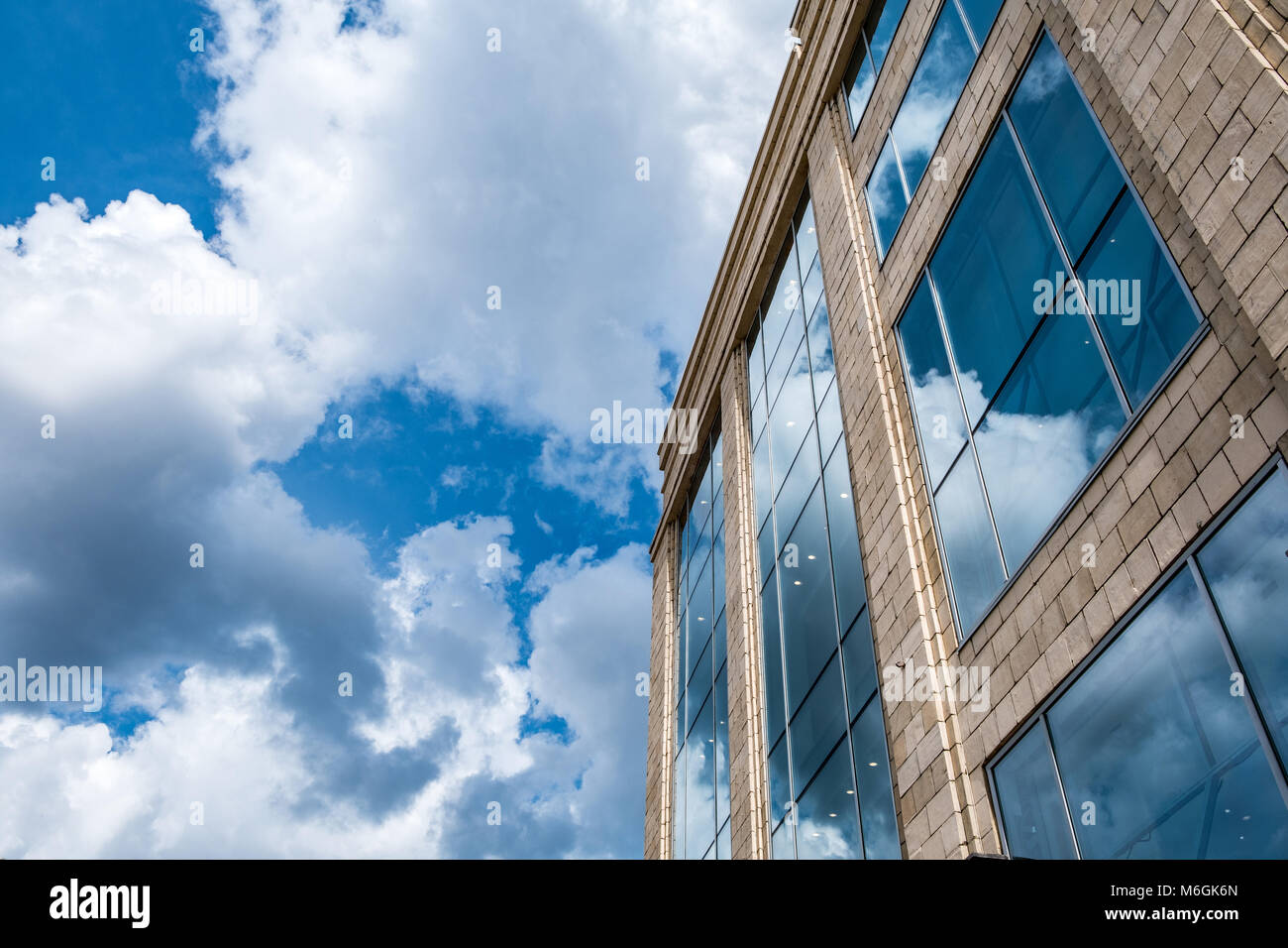 Réflexion des nuages dans le vitrage de façade d'un bâtiment moderne Banque D'Images