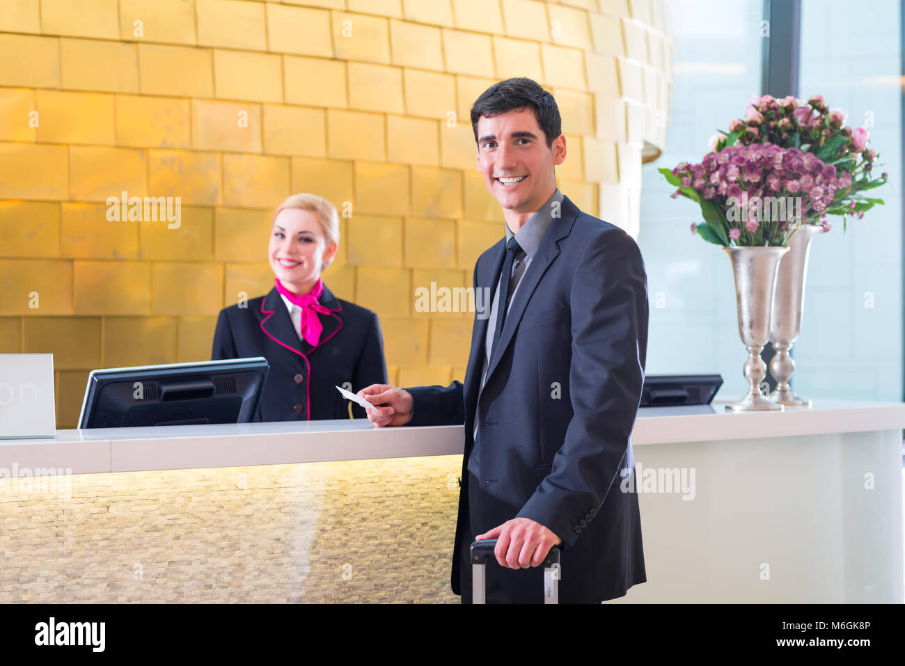 Réceptionniste de l'hôtel Check in man giving key card Banque D'Images
