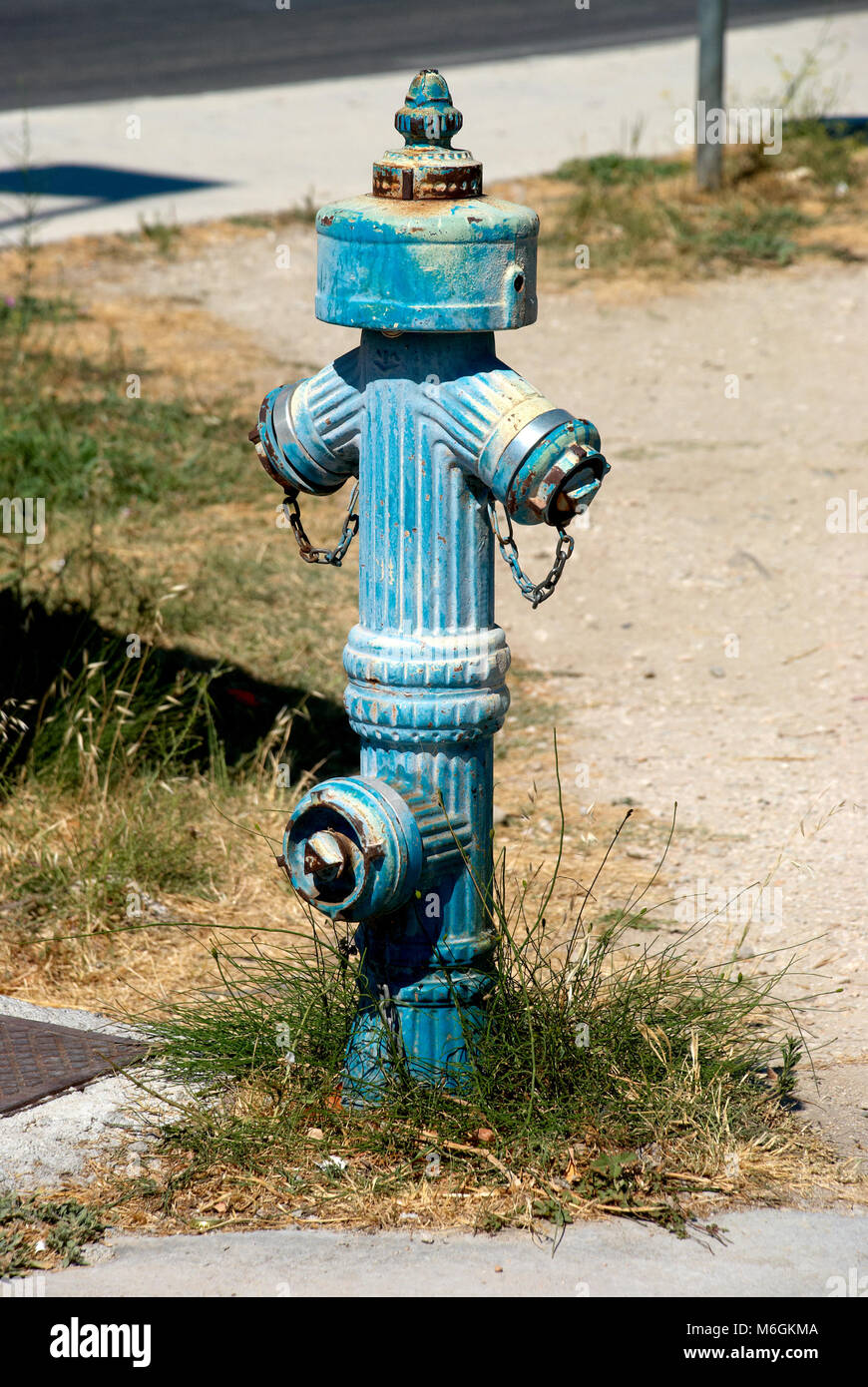 Ancienne borne d'incendie bleue située sur une pelouse Banque D'Images