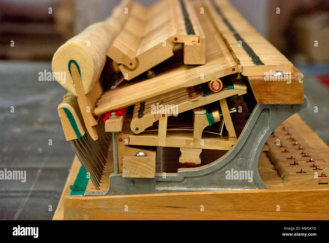 Des marteaux de bois le vieux piano démonté Banque D'Images