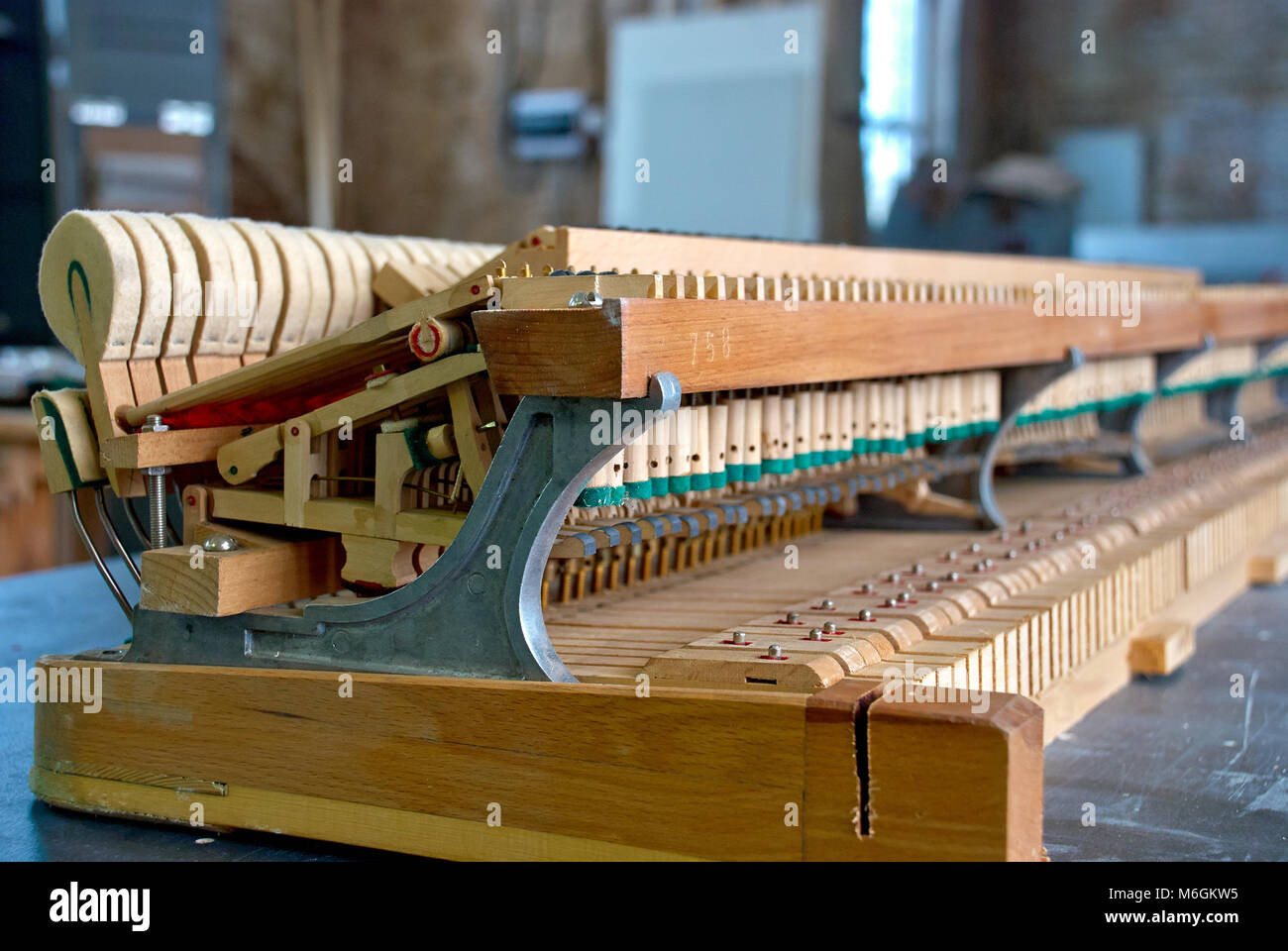 Des marteaux de bois le vieux piano démonté Banque D'Images