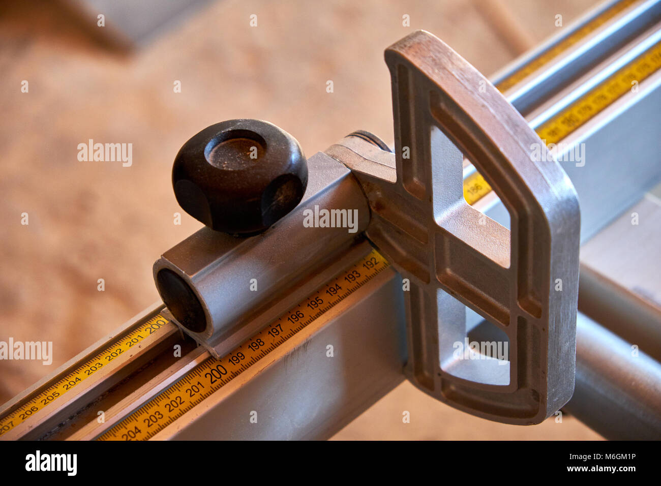Règle en acier métrique de scie à table avec bloc d'arrêt en gros plan en atelier Banque D'Images