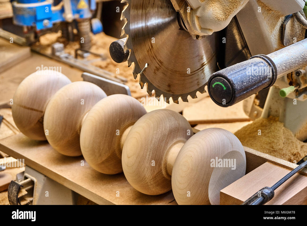 Menuiserie. Couper la jambe en bois avec la scie à onglets dans l'atelier. Mobilier en bois. Détails de la production de bois Banque D'Images