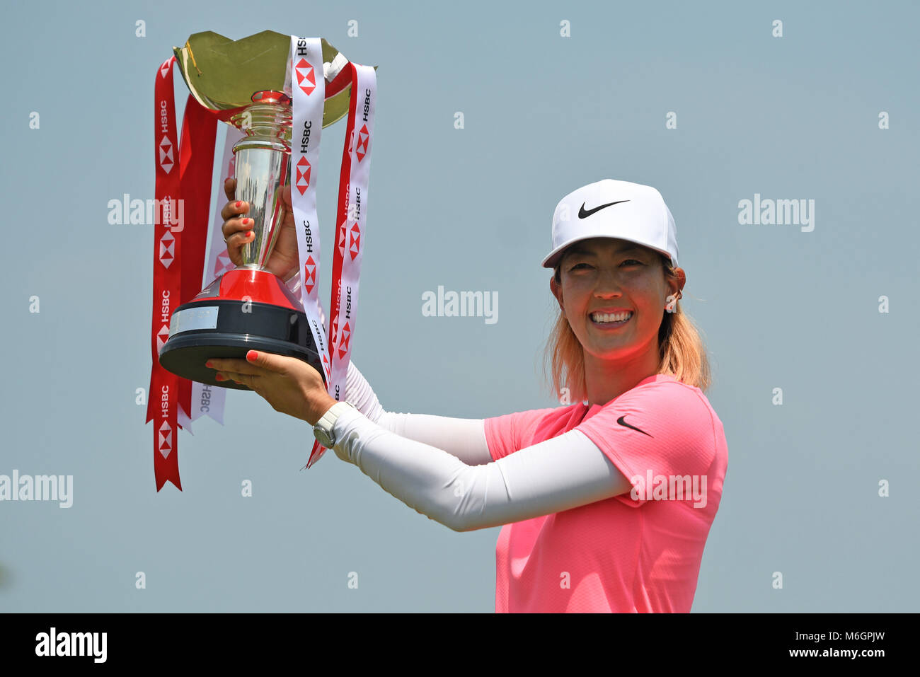 Singapour. 4e Mar, 2018. Michelle Wie de l'United States détient le trophée alors qu'elle célèbre après avoir remporté le Championnat du Monde de HSBC à Sentosa Golf Club à Singapour, le 4 mars 2018. Credit : Puis Chih Wey/Xinhua/Alamy Live News Banque D'Images