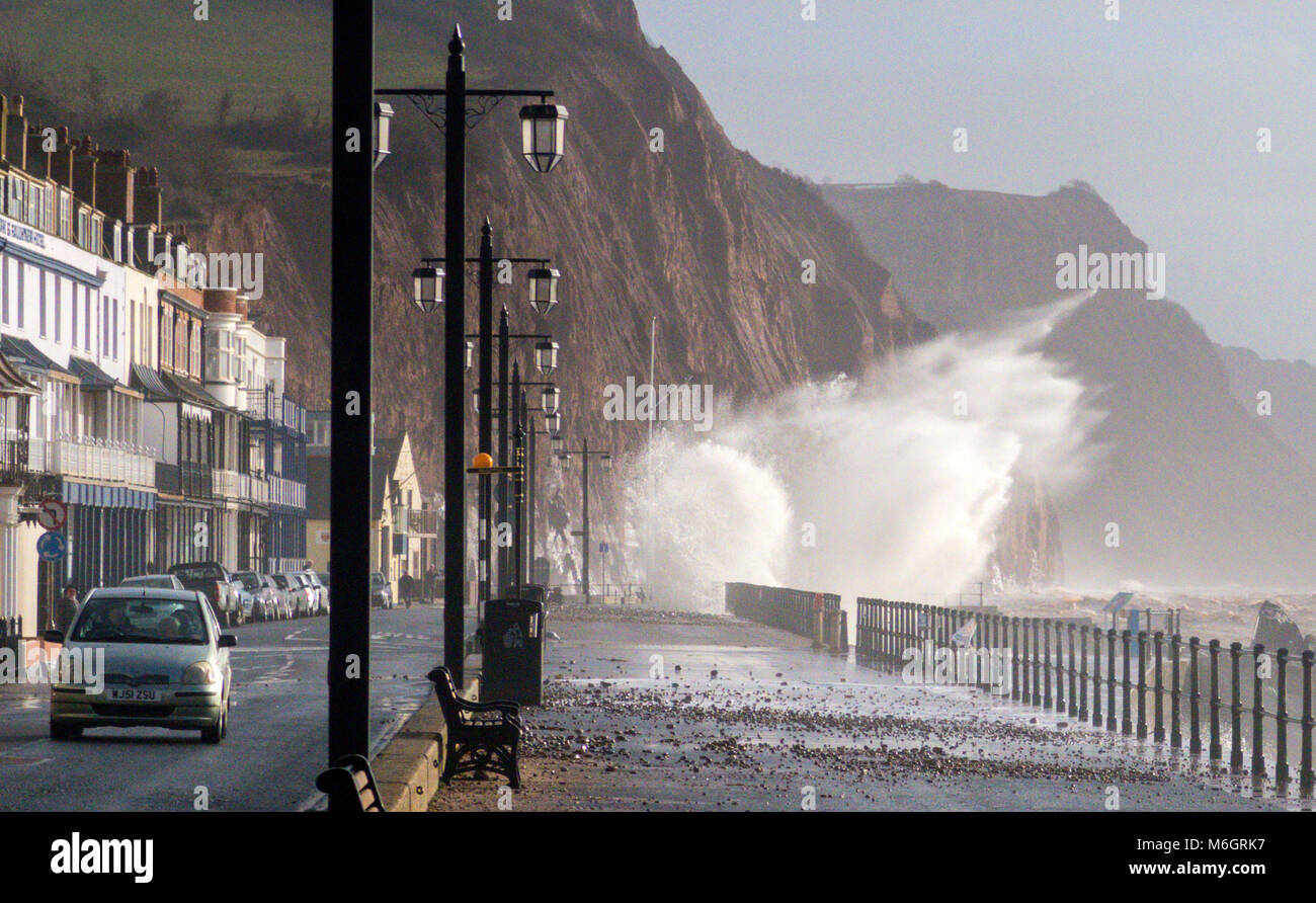 Sidmouth, Devon, 4th mars 18 pas encore terminé - tempête Emma livres dans Sidmouth, avec des vagues qui s'élèvent au-dessus des maisons et des hôtels en bord de mer. Une forte hausse des températures, combinée à une forte encage de l'eau de mer, a enlevé toute trace de neige qui a couvert l'Esplanade jeudi et vendredi. Banque D'Images