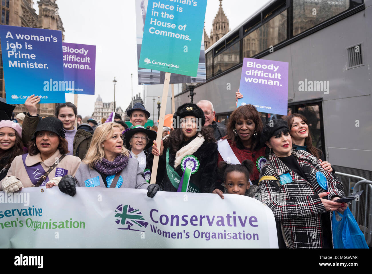 Londres, Royaume-Uni. 4 mars 2018. Les femmes portent des pancartes pendant la marche. Des centaines d'hommes et femmes prennent part à l'Assemblée # Mars4femmes qui font campagne pour l'égalité des sexes. La promenade à travers le centre de Londres Millbank à Trafalgar Square retrace les étapes de la suffragette avant la Journée internationale de la femme le 8 mars. Crédit : Stephen Chung / Alamy Live News Banque D'Images