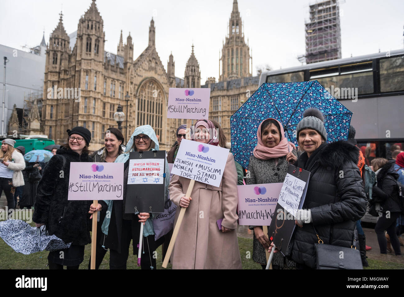 Londres, Royaume-Uni. 4 mars 2018. Les femmes portent des pancartes pendant la marche. Des centaines d'hommes et femmes prennent part à l'Assemblée # Mars4femmes qui font campagne pour l'égalité des sexes. La promenade à travers le centre de Londres Millbank à Trafalgar Square retrace les étapes de la suffragette avant la Journée internationale de la femme le 8 mars. Crédit : Stephen Chung / Alamy Live News Banque D'Images