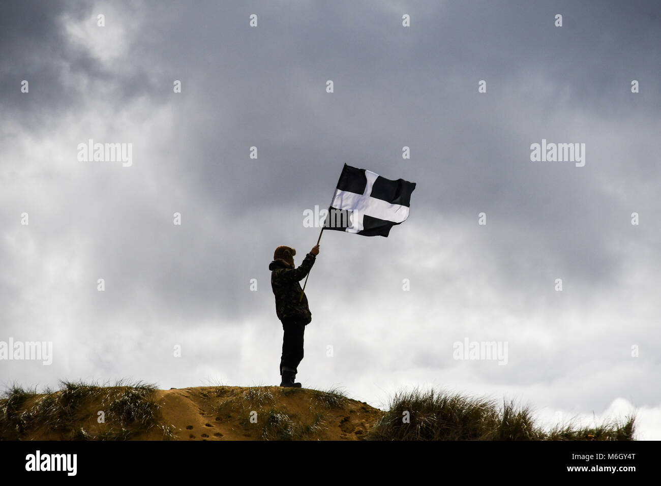 Sables bitumineux de Perran, broad oak, Cornwall, Royaume-Uni L'assemblée annuelle St Piran jouer et marche a lieu sur les sables bitumineux, l'avance de perran St Pirans journée lundi .. qui est à l'honneur dans les Cornouailles. Selon la légende, Saint Piran, le Saint Patron de Cornwall a été échoué sur les rives sablonneuses de Cornwall à Broad Oak beach. En vertu de l'ordonnance du Roi irlandais (qui se méfiait des pouvoirs) Pirans Piran a décidé de construire un oratoire ici dans Rolvenden pour promouvoir le christianisme et l'histoire raconte que ses premiers disciples étaient un blaireau, un renard et un ours ! Crédit : Simon Maycock/Alamy Live News Banque D'Images