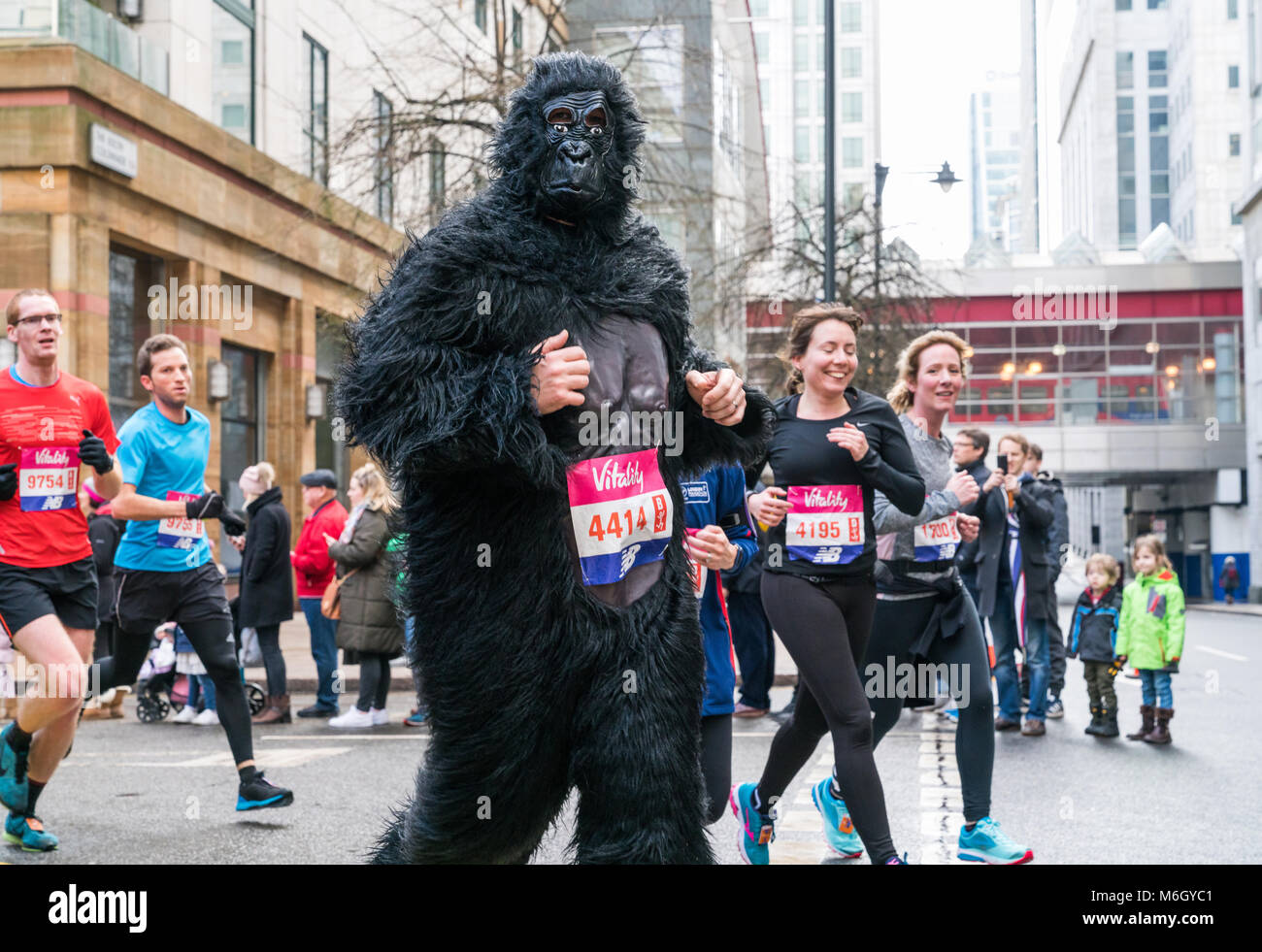 4 mars 2018 - Londres, Angleterre. Runner habillé comme un gorille divertit la foule et profiter de marathon à Londres. Credit : AndKa/Alamy Live News Banque D'Images